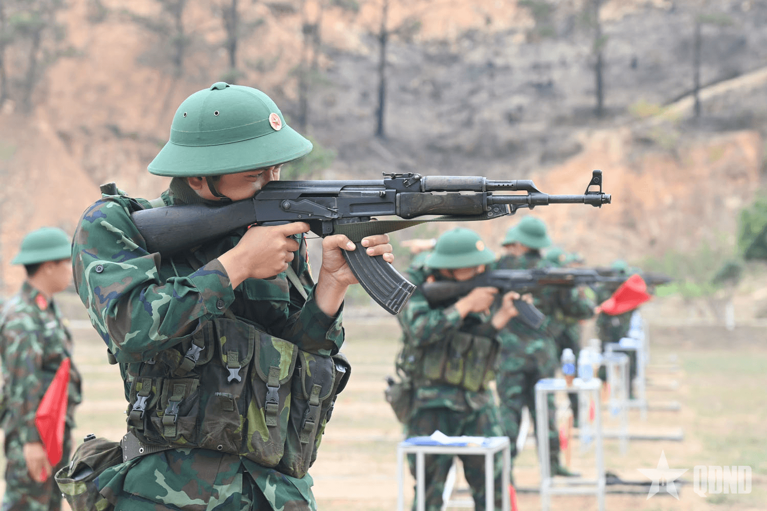 Trung đoàn 244 (Bộ CHQS tỉnh Quảng Ninh): Hoàn thành kiểm tra bắn tập mục tiêu bia số 8, tư thế đứng bắn