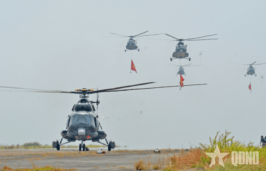 Trực thăng hợp luyện bay treo cờ