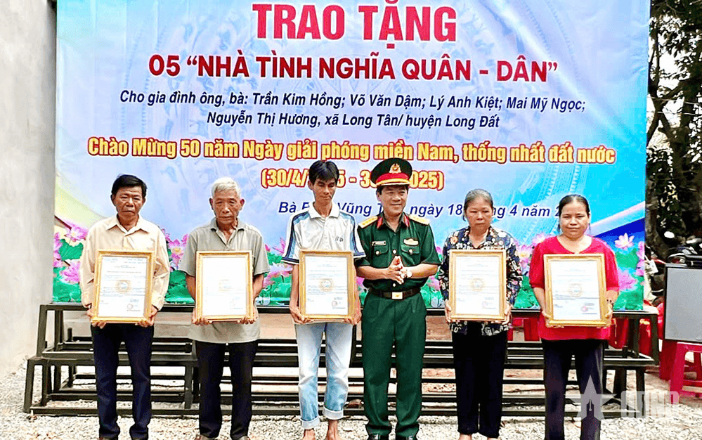 Bộ CHQS tỉnh Bà Rịa - Vũng Tàu trao tặng 5 căn nhà tình nghĩa quân dân