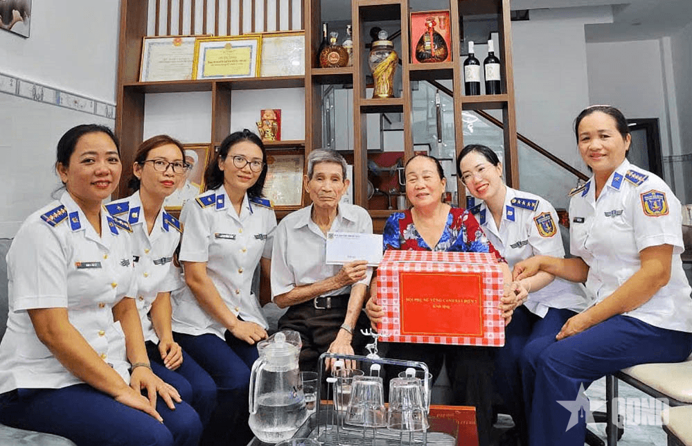 Hội Phụ nữ Bộ tư lệnh Vùng Cảnh sát biển 3 tri ân, tặng quà tại Côn Đảo