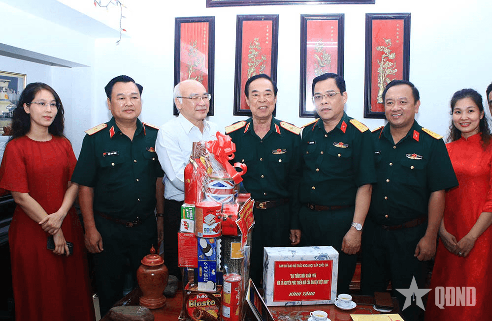 Tặng quà gia đình chính sách, người có công tham gia Chiến dịch Hồ Chí Minh