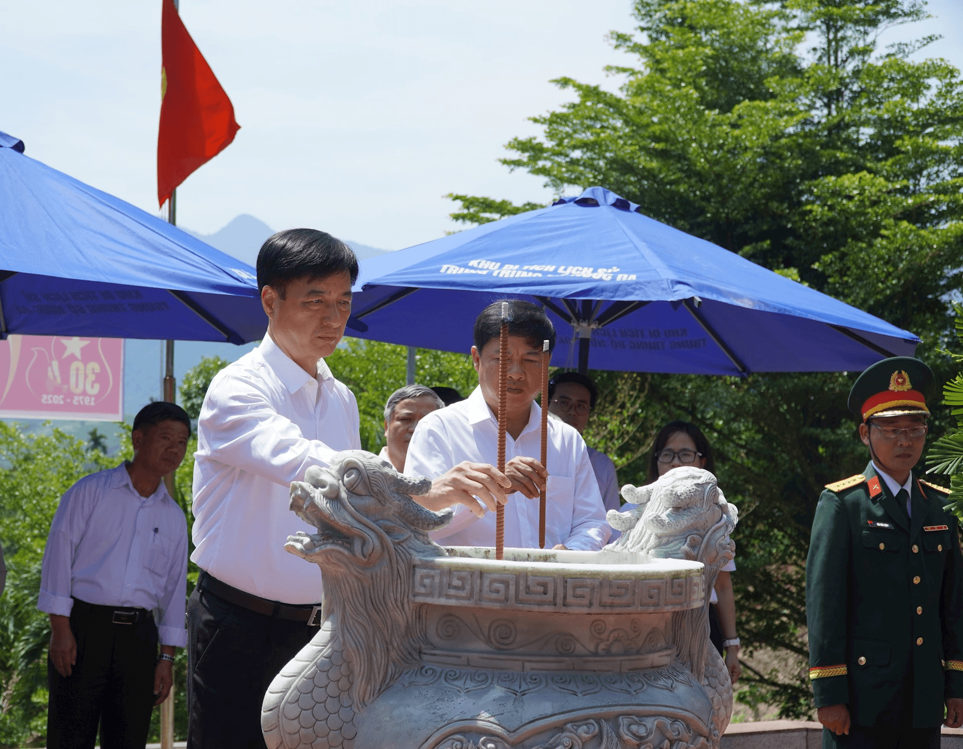 Đoàn công tác của Ủy ban Kiểm tra Trung ương dâng hương tại Di tích Ban Kiểm tra Khu ủy Khu V