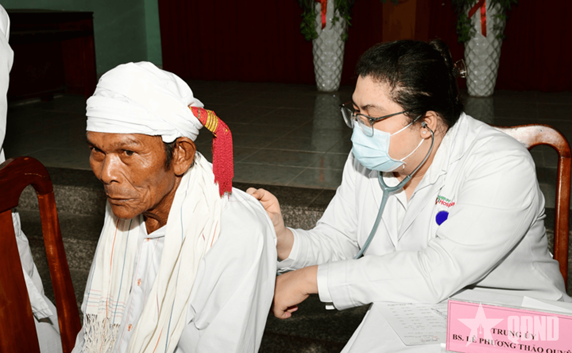 Khám bệnh, cấp thuốc, tặng quà cho người dân nghèo tỉnh Bình Thuận
