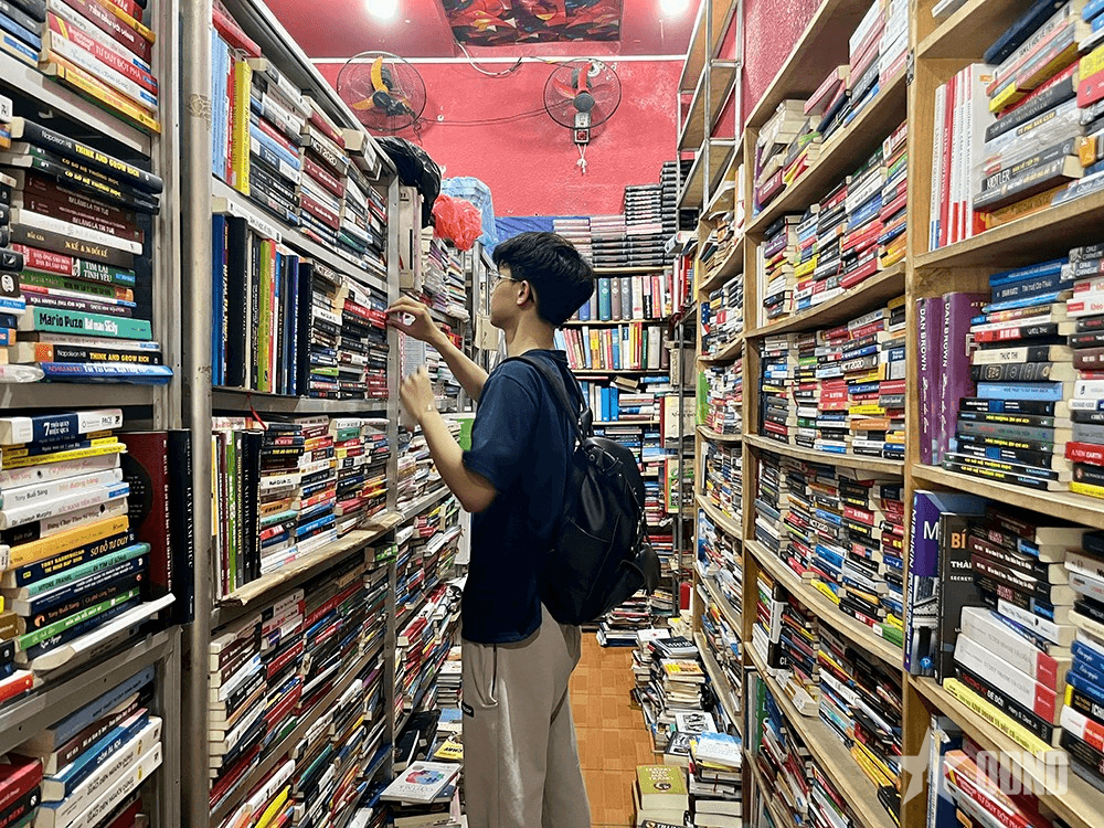 Phố sách đường Láng: Nơi thời gian ngủ yên trên trang sách cũ