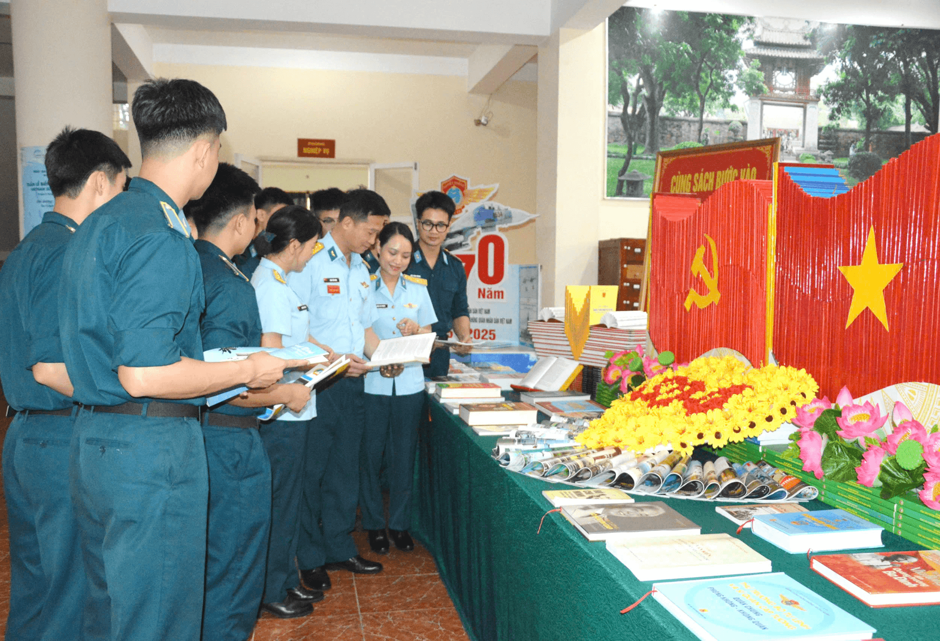 Học viện Phòng không - Không quân hưởng ứng Ngày Sách và Văn hóa đọc Việt Nam năm 2025