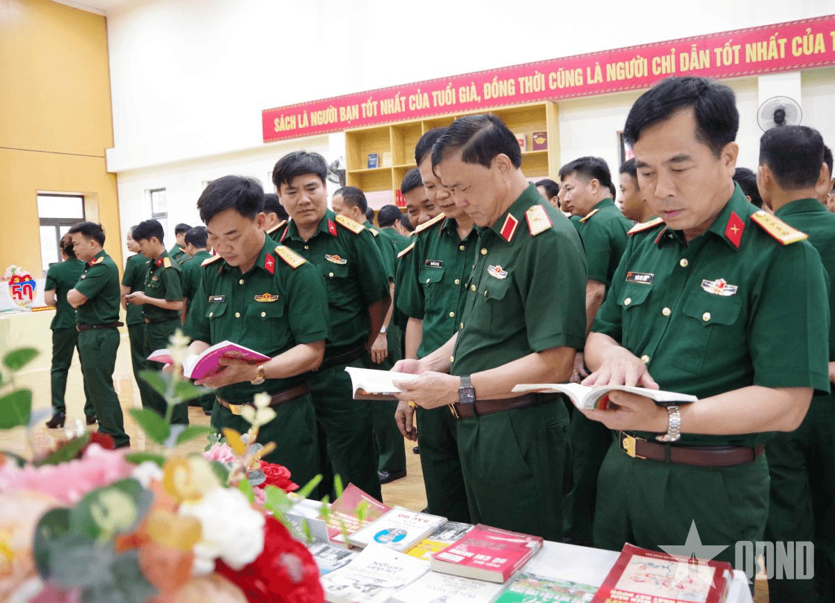 Quân khu 2 khai mạc triển lãm sách, báo chào mừng kỷ niệm 50 năm Ngày giải phóng miền Nam, thống nhất đất nước