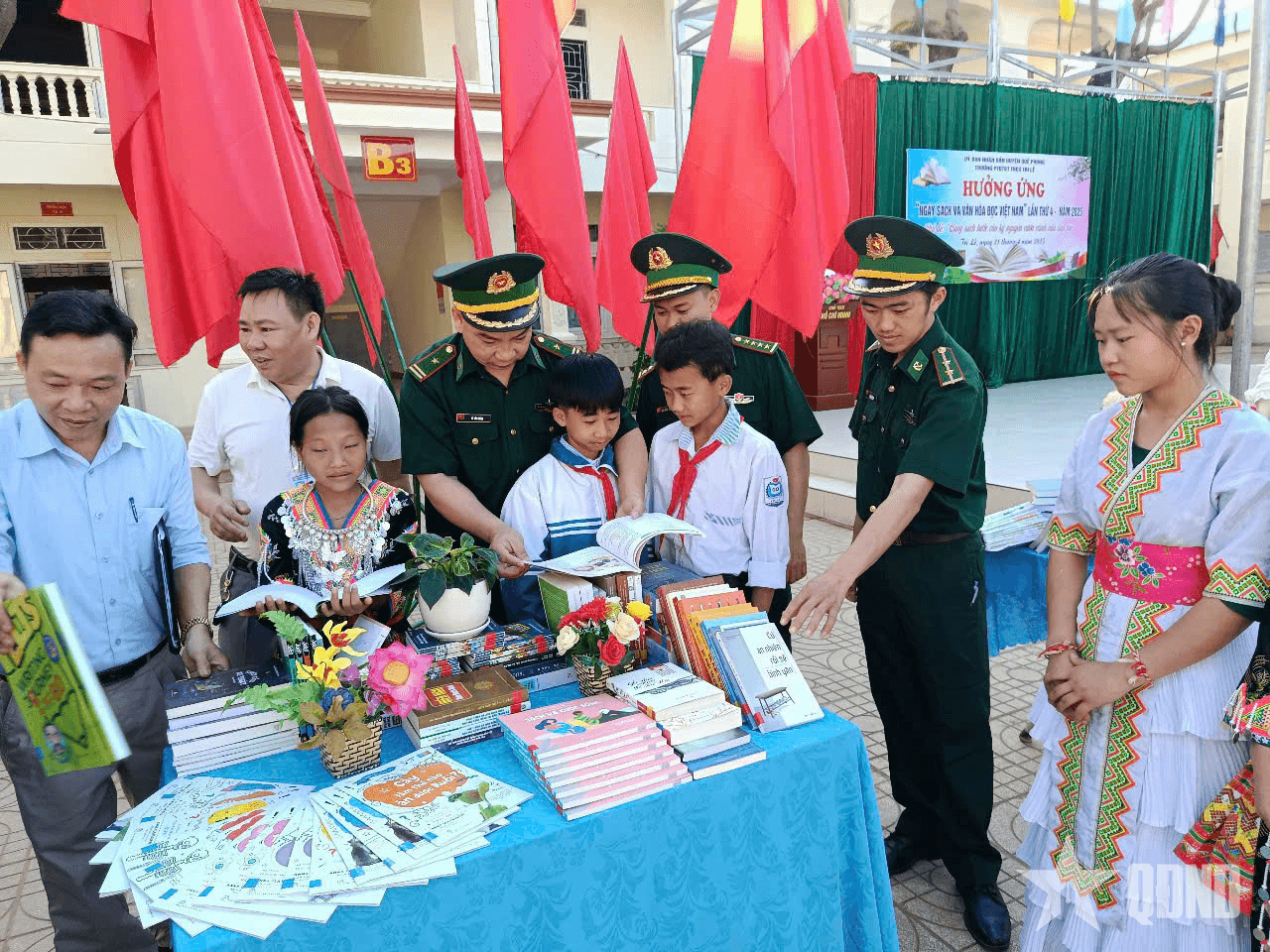Hàng nghìn thầy cô giáo, học sinh và Bộ đội Biên phòng hưởng ứng Ngày Sách và Văn hóa đọc Việt Nam lần IV