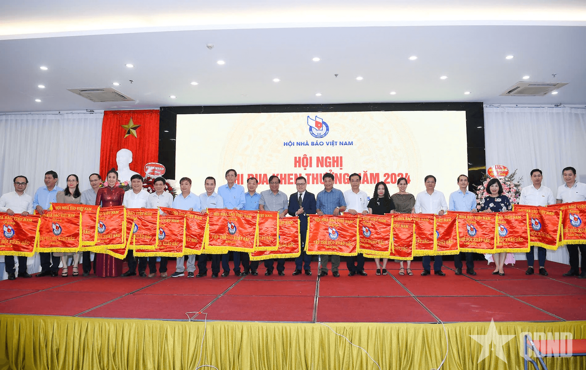Liên chi hội nhà báo Báo Quân đội nhân dân được tặng Cờ thi đua