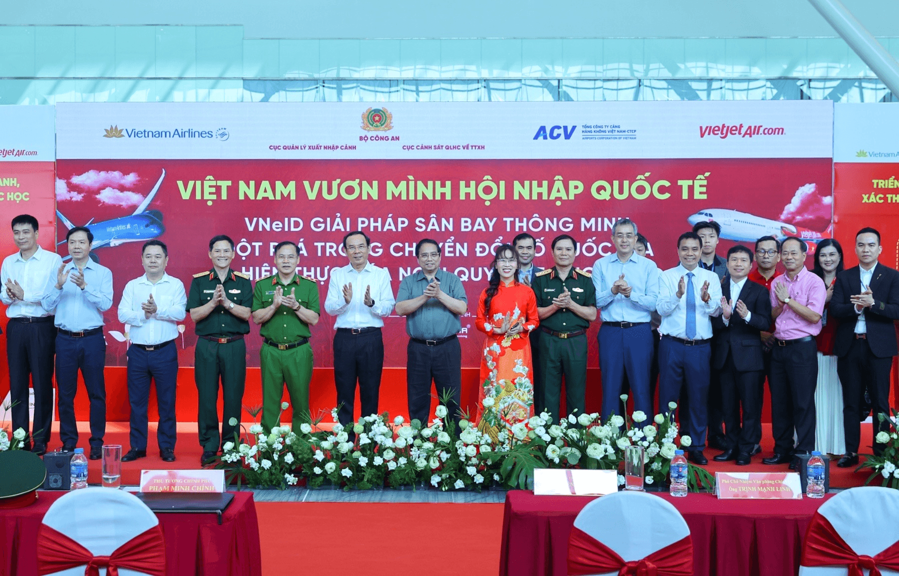 Thủ tướng trải nghiệm định danh, xác thực điện tử và nhận diện sinh trắc học làm thủ tục lên tàu bay bằng VNeID