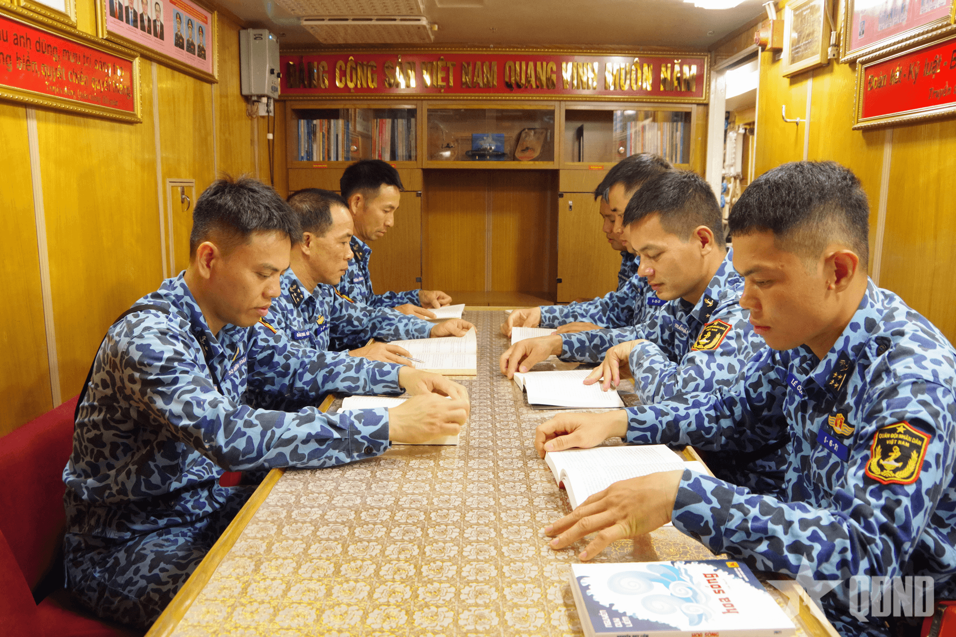 Đọc sách trong lòng biển - Thói quen nuôi dưỡng tinh thần của thủy thủ tàu ngầm
