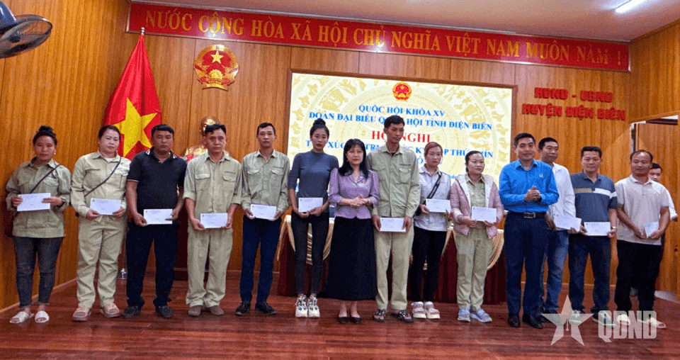 Điện Biên: Trao 50 suất quà tặng đoàn viên, công nhân, lao động