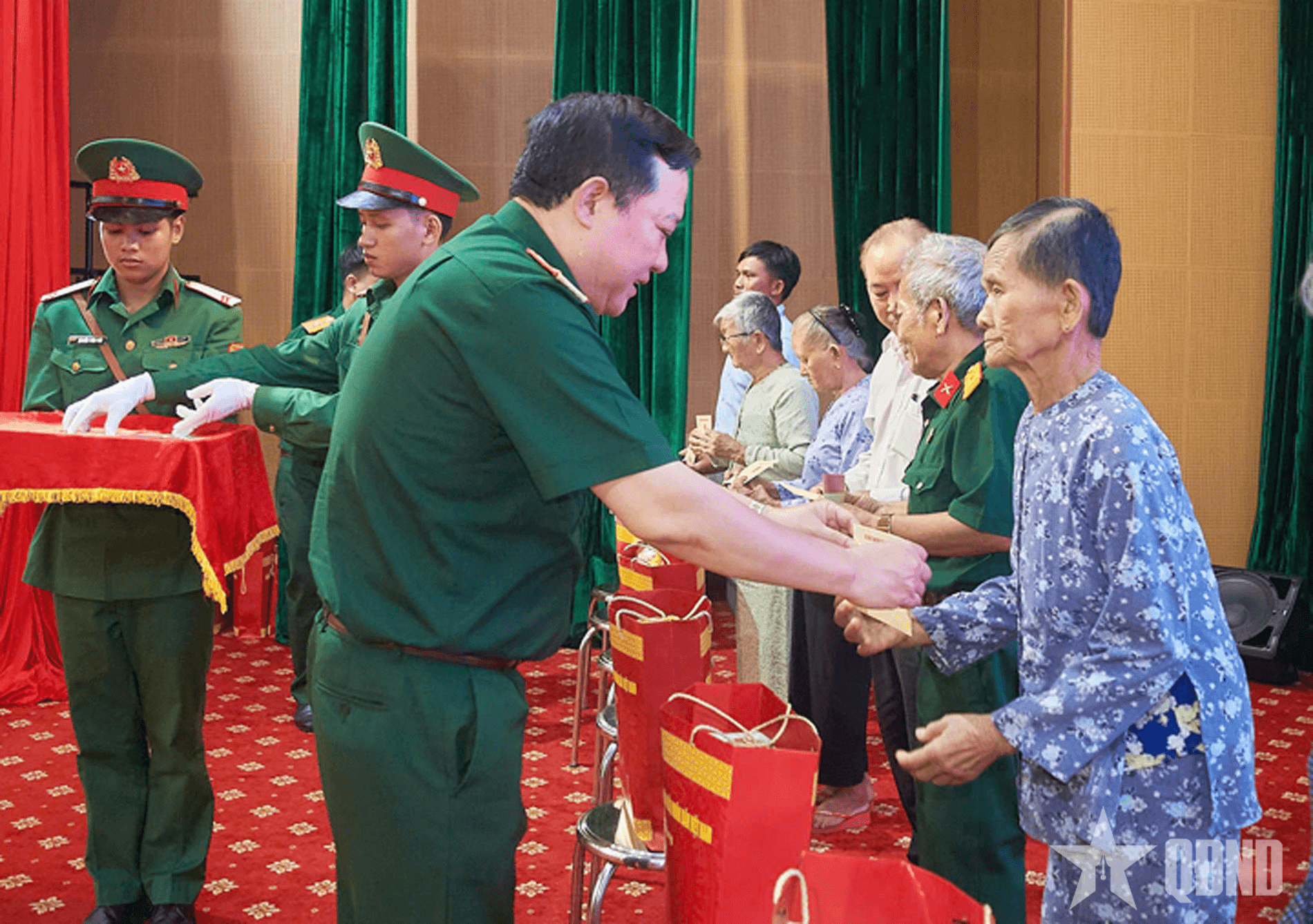 Bộ Tổng Tham mưu trao kinh phí xây dựng 6 căn nhà tình nghĩa, 2 căn nhà đại đoàn kết tại Tây Ninh