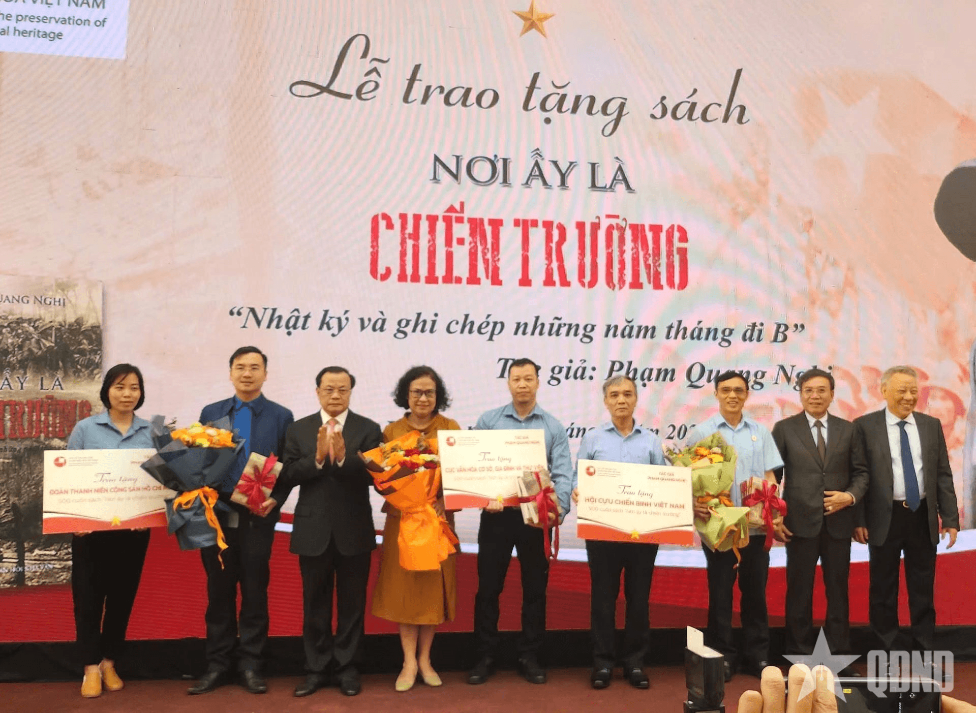 Lễ trao tặng sách “Nơi ấy là chiến trường” của tác giả Phạm Quang Nghị