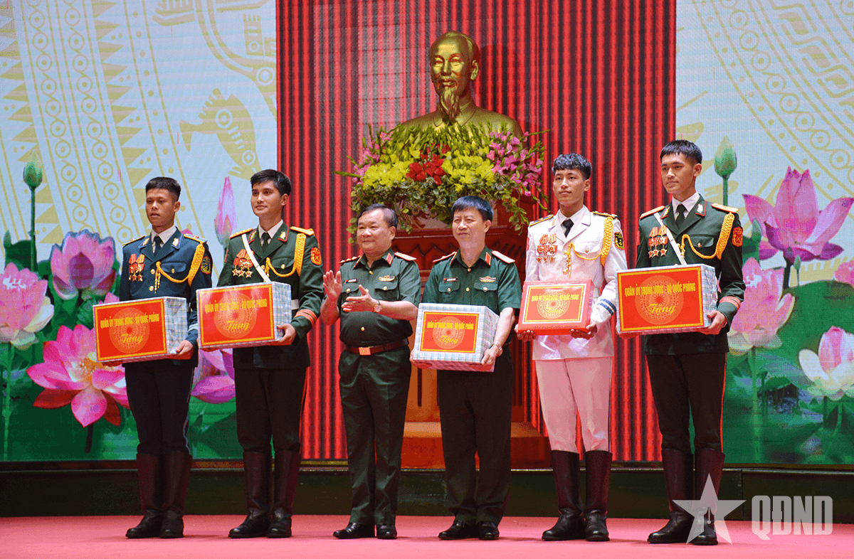 Thượng tướng Hoàng Xuân Chiến giao nhiệm vụ, động viên đoàn Quân đội tham gia Lễ duyệt binh tại Quảng trường Đỏ