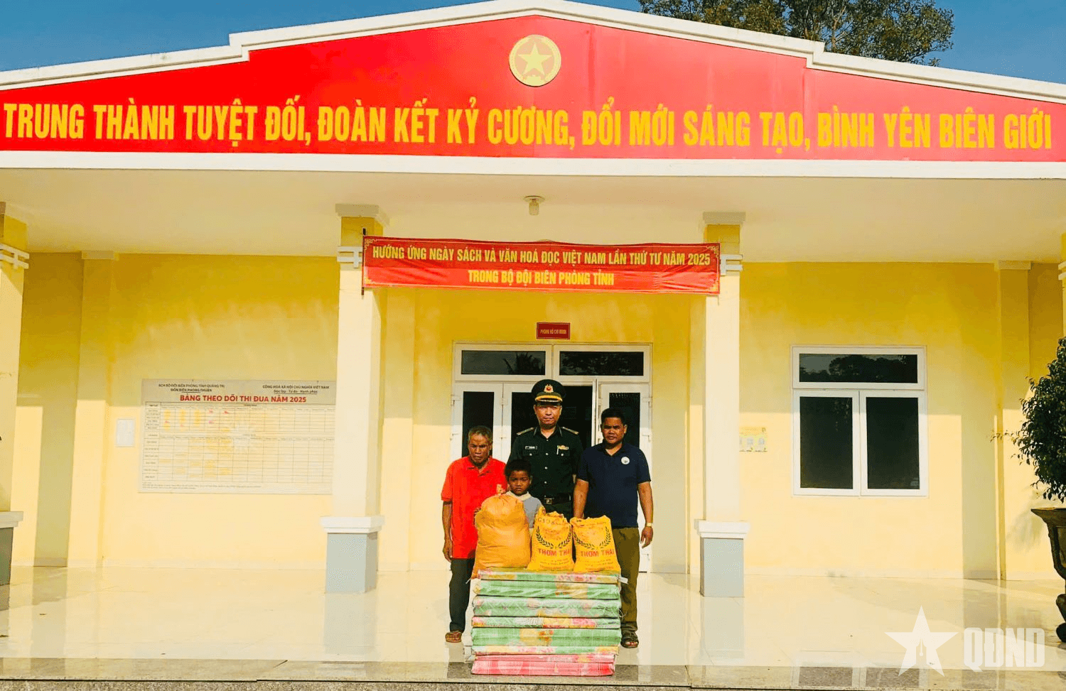 Đồn Biên phòng Thuận (Bộ đội Biên phòng tỉnh Quảng Trị) hỗ trợ người dân Lào bị thiệt hại do lốc xoáy