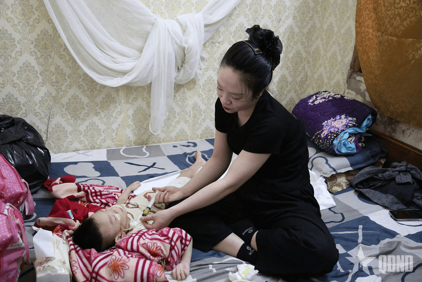 Hành trình gian khổ của người mẹ trẻ ở Quảng Ninh nuôi con mắc nhiều bệnh hiểm nghèo
