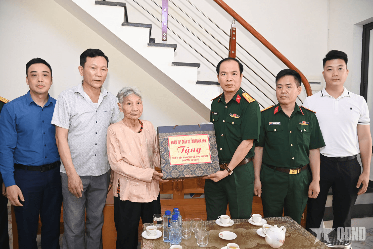 Tặng quà đối tượng chính sách, cựu chiến binh tiêu biểu trực tiếp tham gia Chiến dịch Hồ Chí Minh
