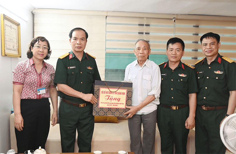 Tặng quà đối tượng chính sách, cựu chiến binh tiêu biểu tham gia Chiến dịch Hồ Chí Minh
