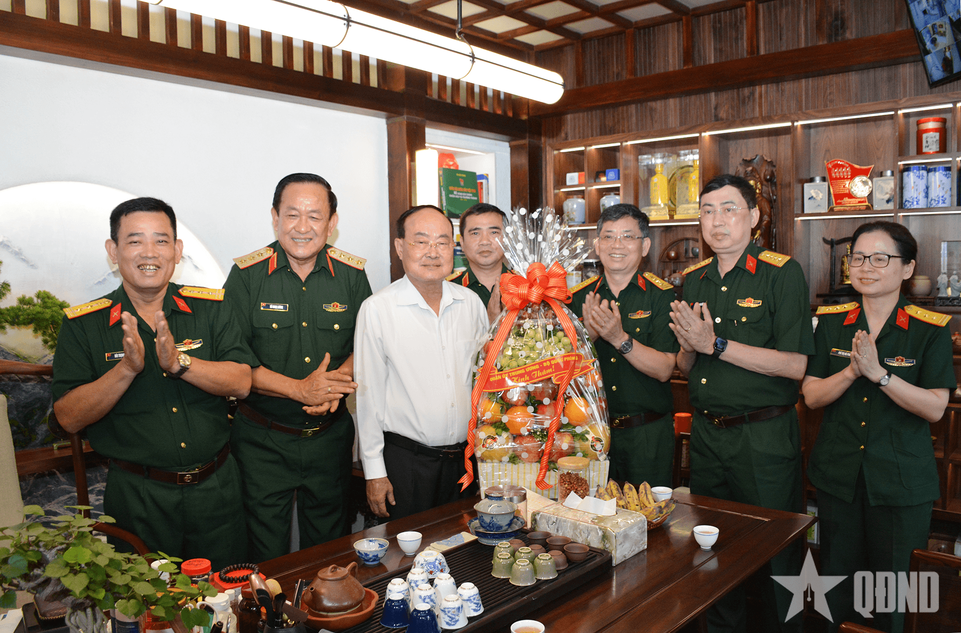 Thượng tướng Võ Minh Lương thăm hỏi các đồng chí nguyên lãnh đạo Bộ Quốc phòng