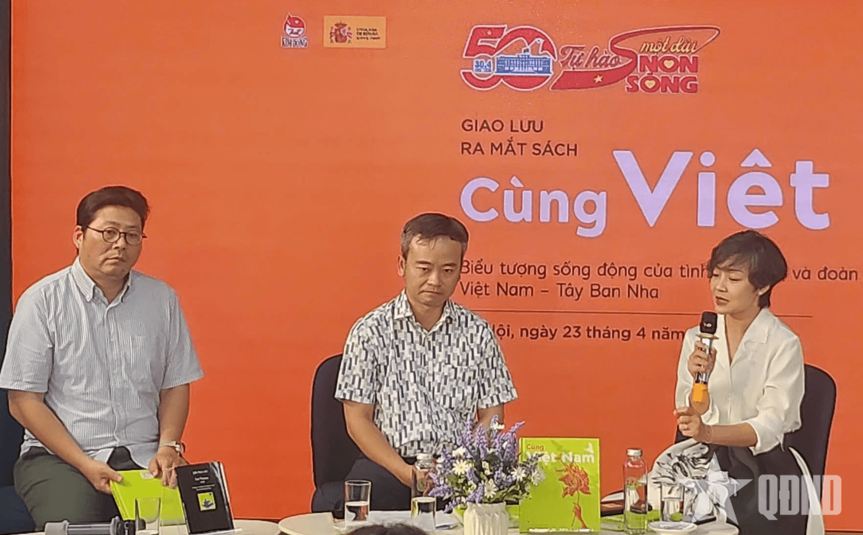 Ra mắt tập thơ “Cùng Việt Nam” của các nhà thơ Tây Ban Nha