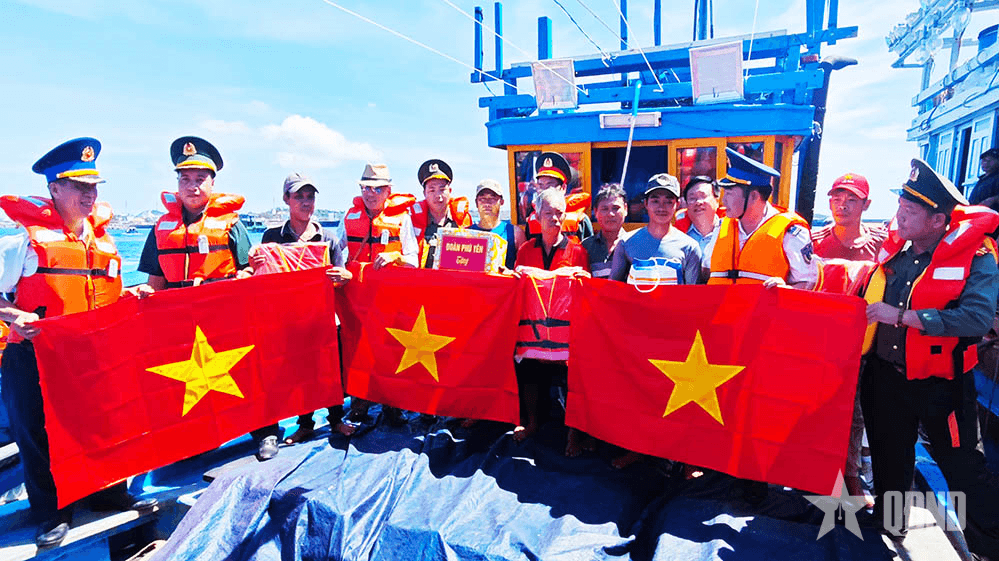Bộ tư lệnh Vùng Cảnh sát biển 3 tuyên truyền pháp luật, tặng quà ngư dân huyện đảo Phú Quý