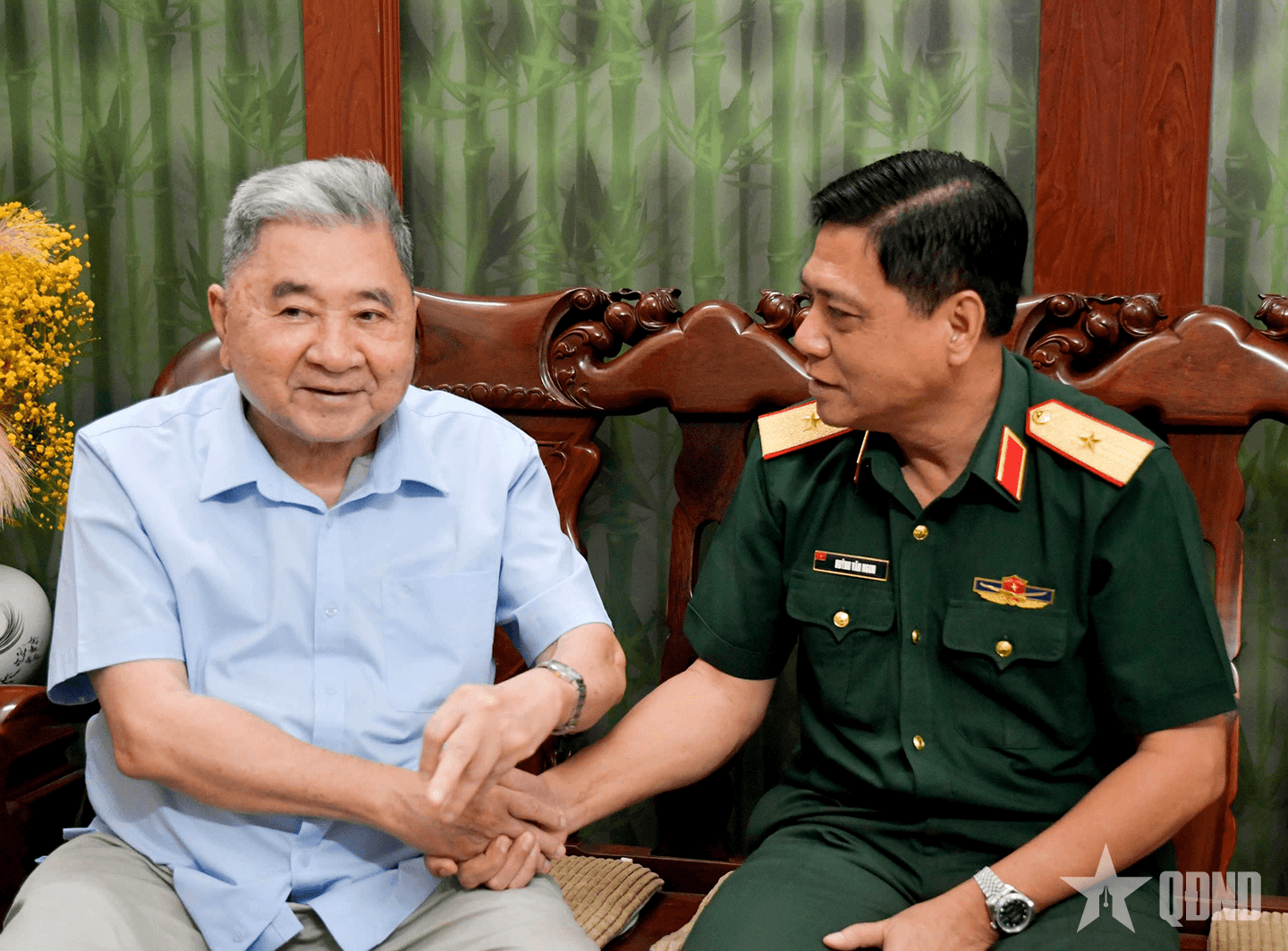 Quân khu 9 thăm, tặng quà Thượng tướng Bùi Văn Huấn