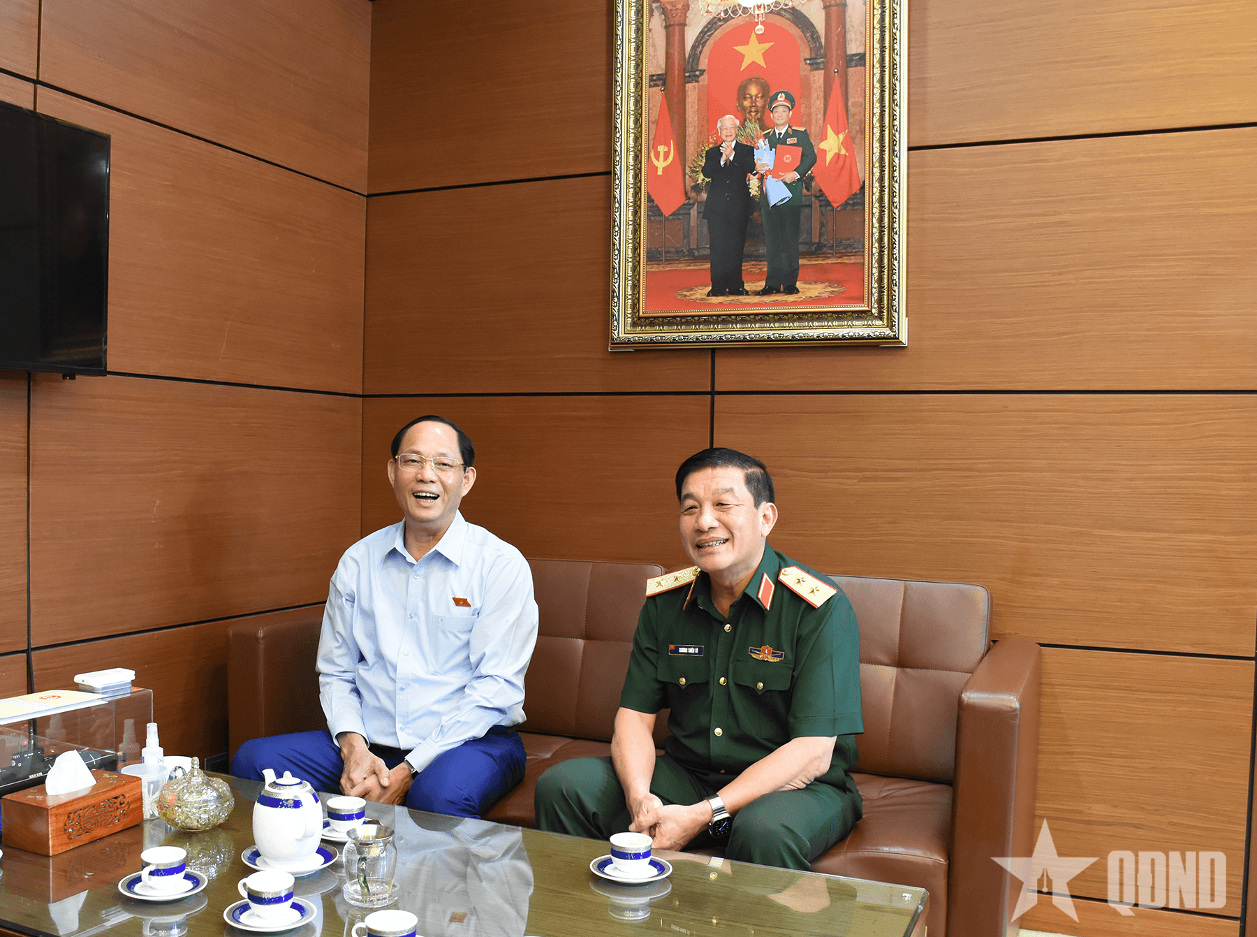 Trung tướng Trương Thiên Tô thăm, tặng quà nguyên lãnh đạo Tổng cục Chính trị Quân đội nhân dân Việt Nam