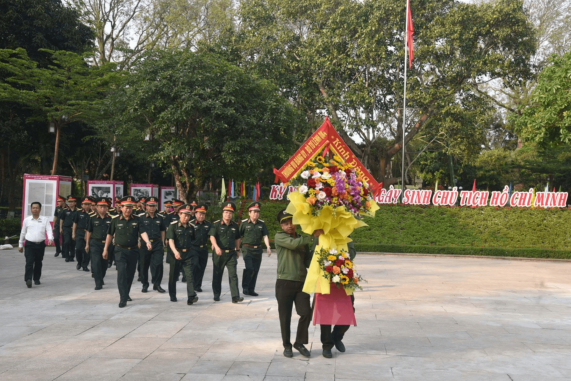 Đoàn công tác Quân khu 4 dâng hoa, dâng hương tưởng niệm Chủ tịch Hồ Chí Minh tại Khu di tích Kim Liên