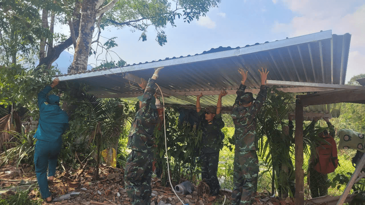 Lực lượng vũ trang tỉnh Quảng Ngãi giúp dân khắc phục hậu quả thiên tai