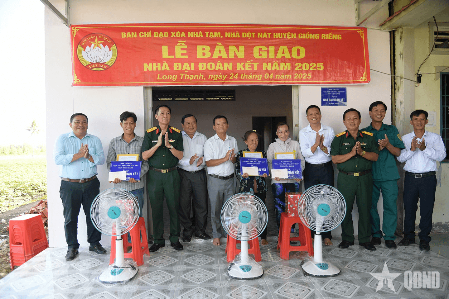 Bộ CHQS tỉnh Kiên Giang: Bàn giao 3 căn nhà theo chương trình “Xóa nhà tạm, nhà dột nát”