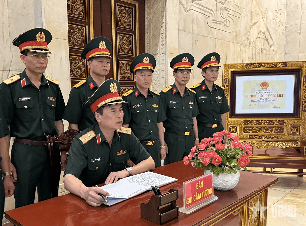 Đoàn công tác Tổng cục Hậu cần-Kỹ thuật hành quân về nguồn thăm Khu di tích Quốc gia đặc biệt Pác Bó