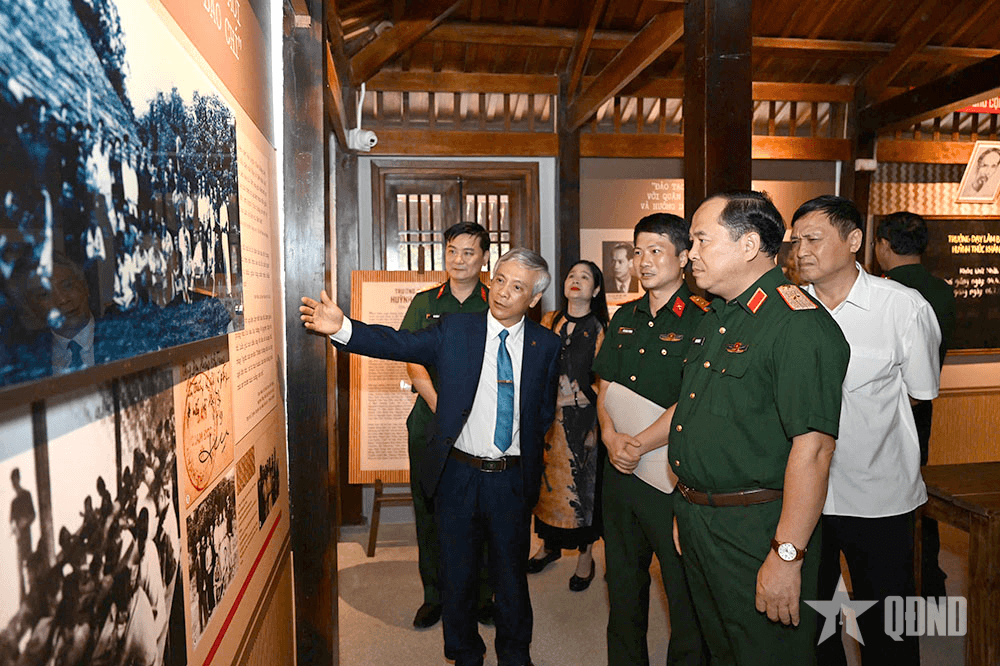 Không ngừng nỗ lực học tập, rèn luyện, xứng đáng là những người làm báo vừa hồng, vừa chuyên