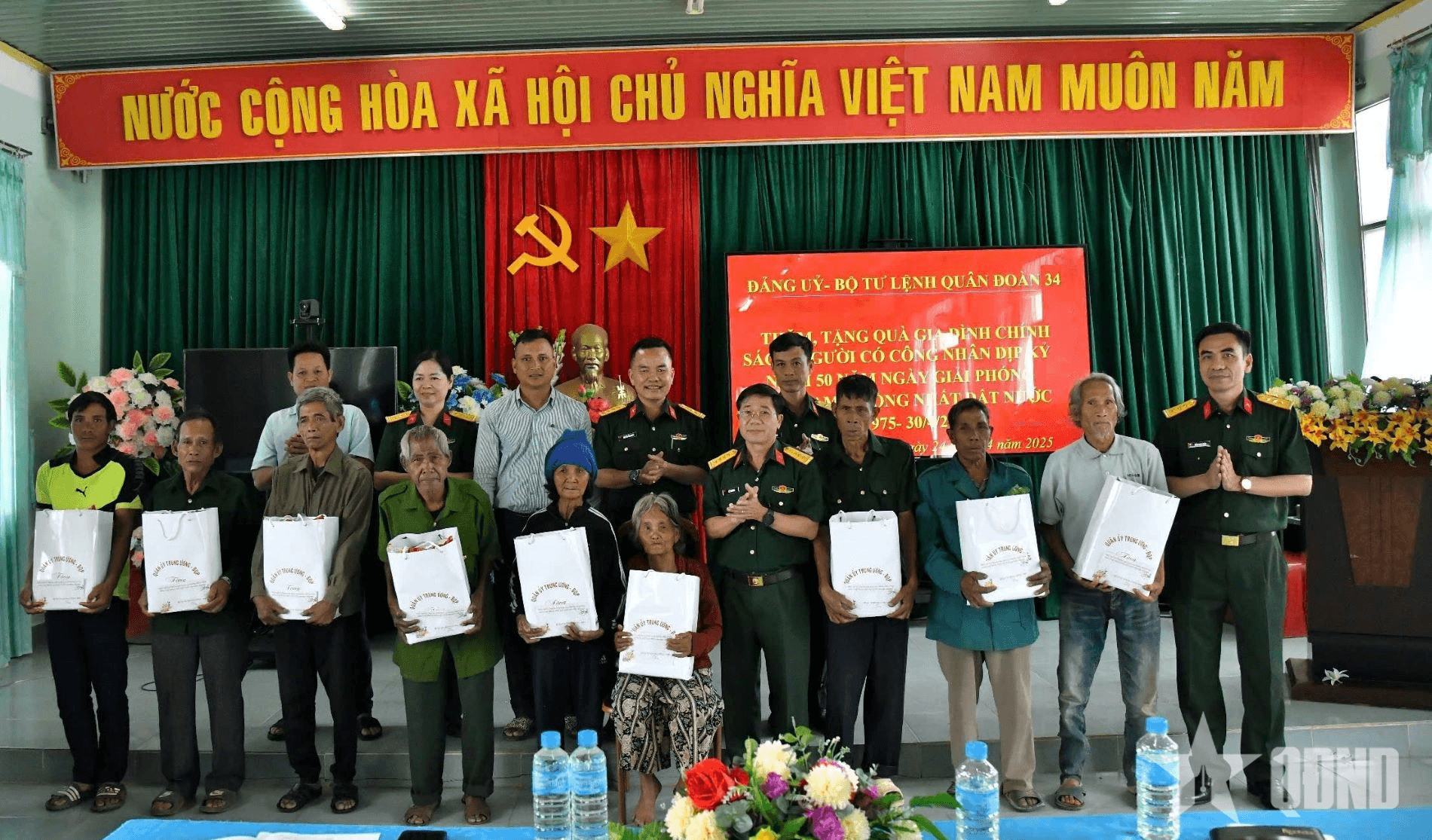 Quân đoàn 34 trao quà tặng gia đình chính sách, người có công