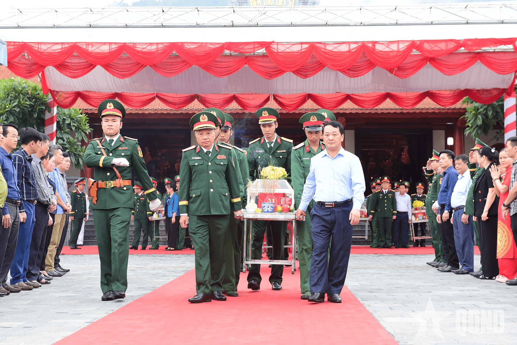 Thượng tướng Lê Quang Minh dự Lễ truy điệu và an táng 6 hài cốt liệt sĩ tại Nghĩa trang Liệt sĩ Quốc gia Vị Xuyên