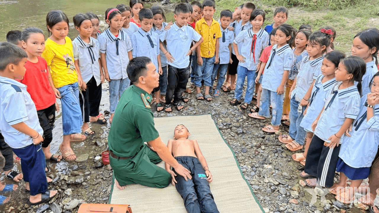 Trang bị kỹ năng phòng, chống đuối nước cho học sinh biên giới