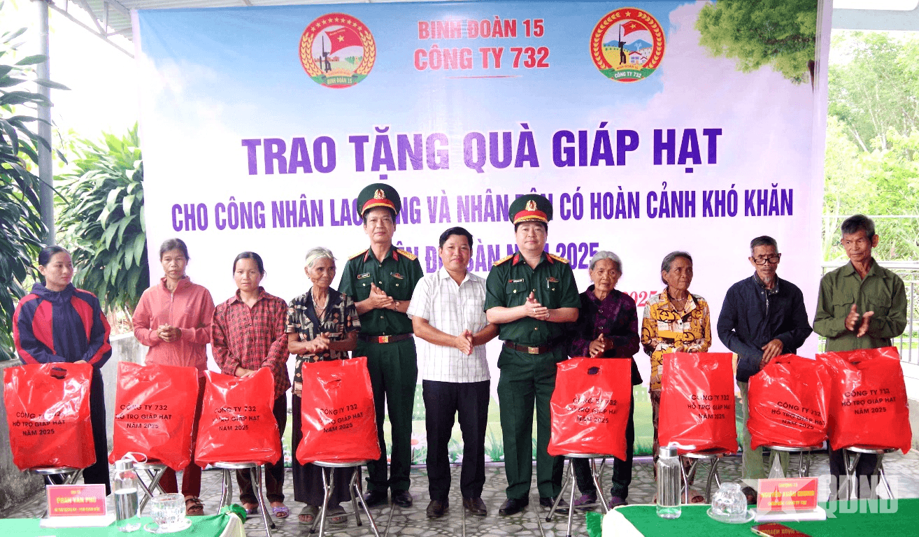 Công ty 732 (Binh đoàn 15): Trao quà giáp hạt tặng người lao động và nhân dân có hoàn cảnh khó khăn