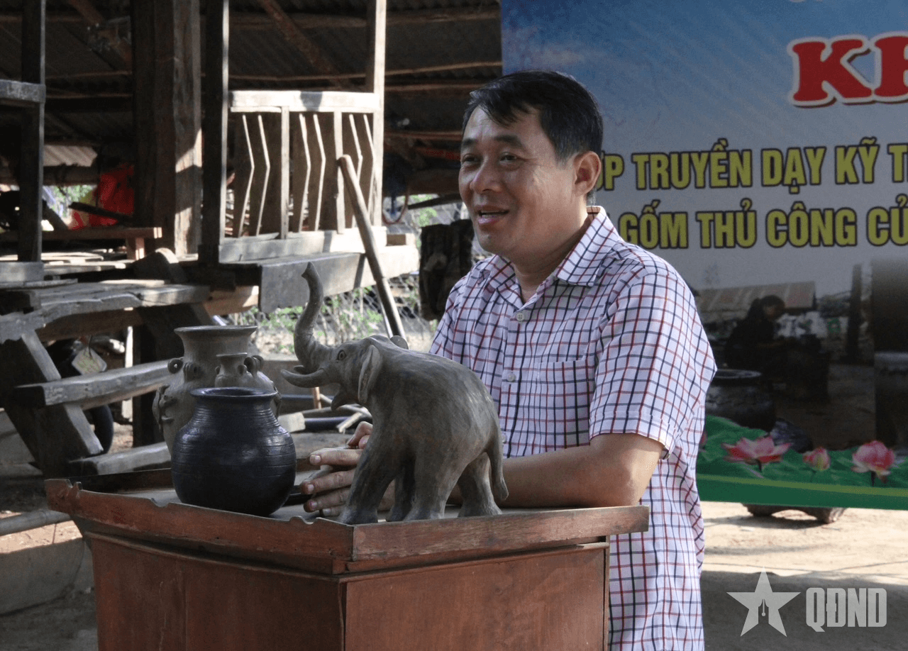 Đắk Lắk truyền dạy kỹ thuật trang trí hoa văn truyền thống trên gốm thủ công của người M’nông