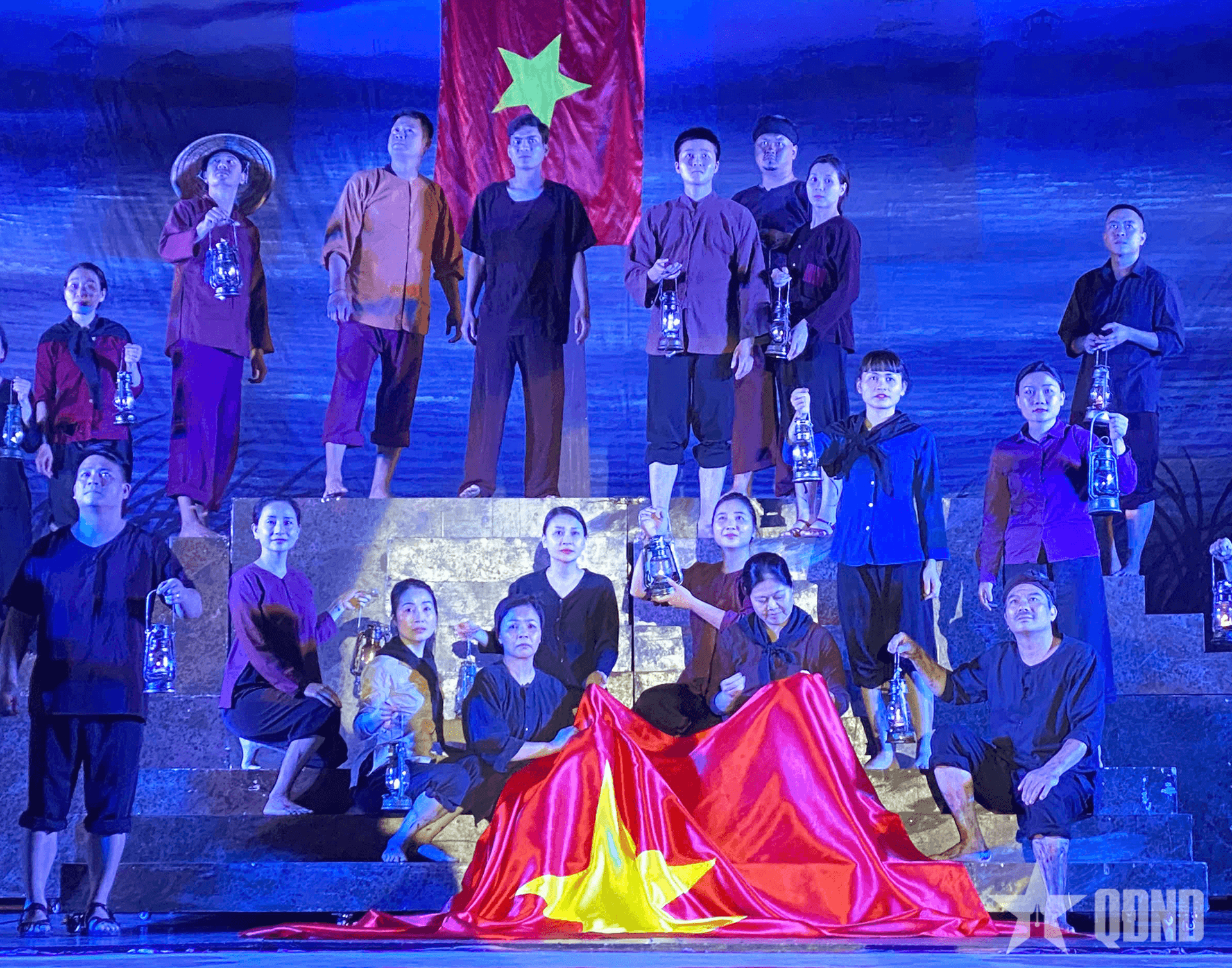 Chương trình nghệ thuật và xem phim tư liệu lịch sử mừng 50 năm thống nhất đất nước