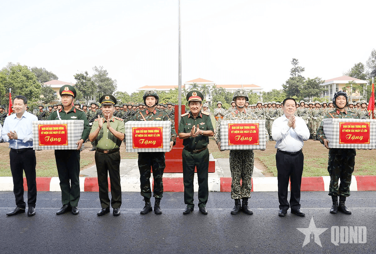 Đồng chí Nguyễn Trọng Nghĩa thăm lực lượng tham gia diễu binh, diễu hành