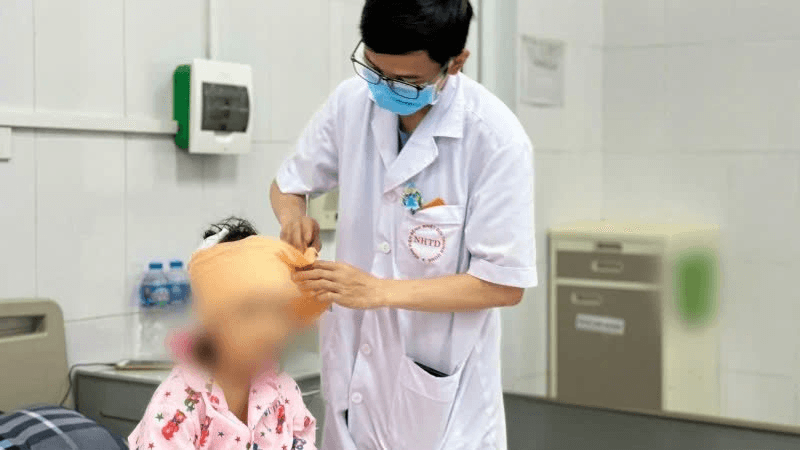 Bé gái 5 tuổi ở Hà Nội bị chó nhà nặng hơn 20kg tấn công