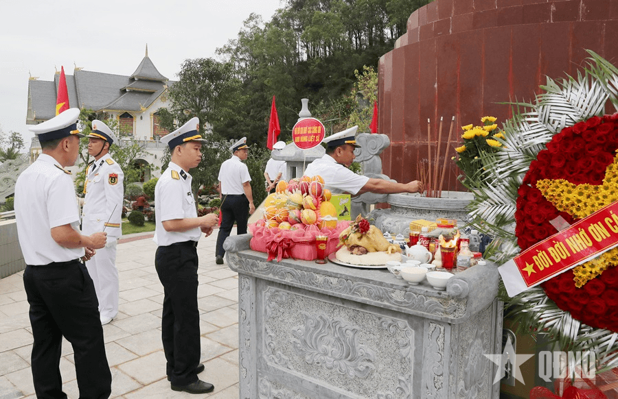 Tưởng niệm các Anh hùng liệt sĩ tại Bia di tích Chiến thắng Lạch Trường