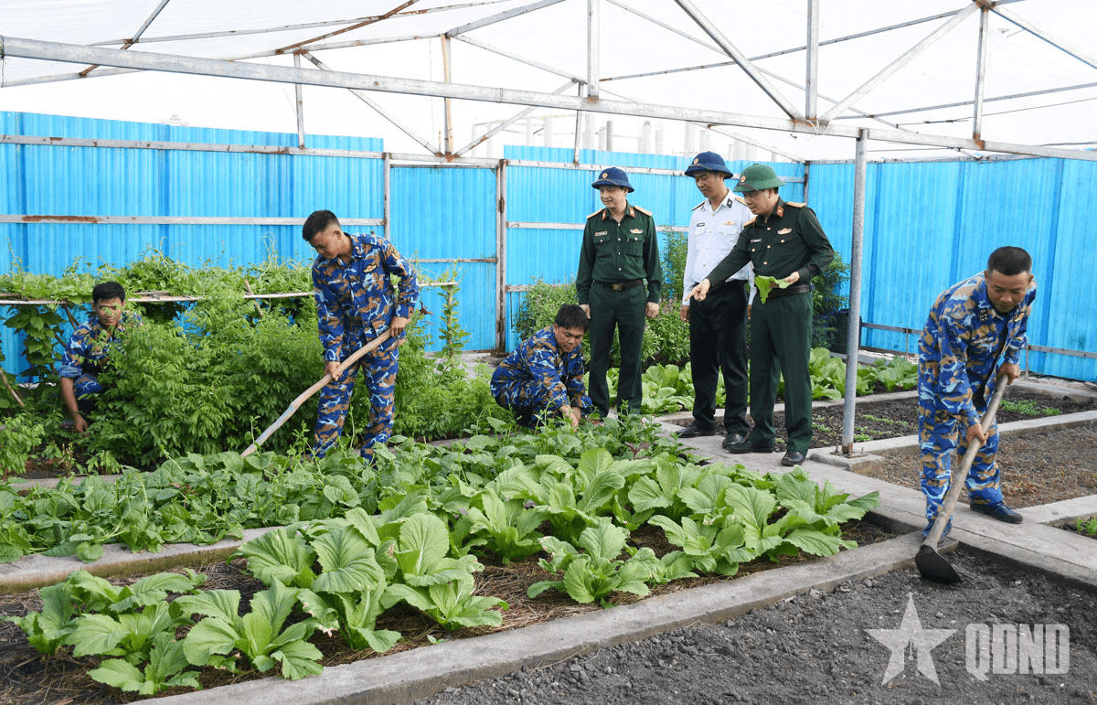 Tăng gia sản xuất trên quần đảo Trường Sa