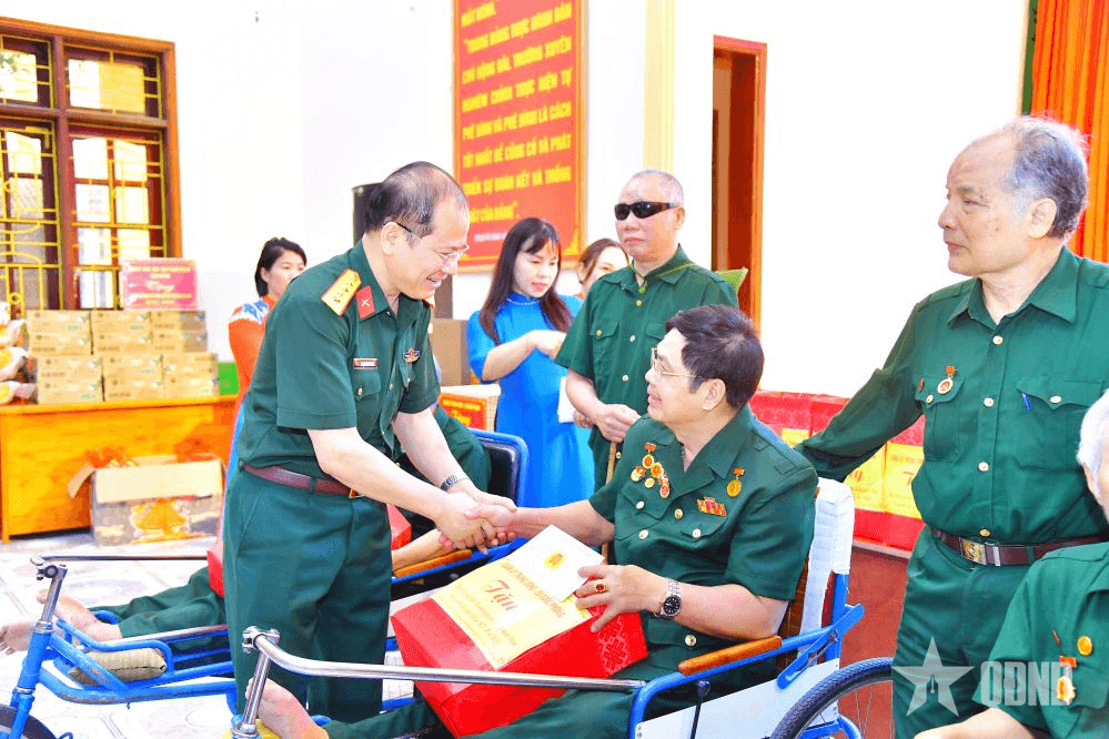 Bộ CHQS tỉnh Nghệ An thăm, tặng quà các thương binh nặng