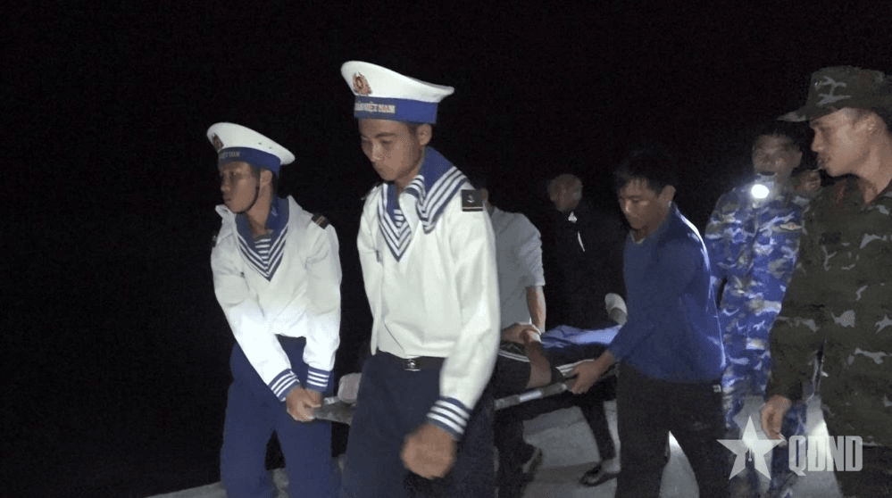 Bệnh xá đảo Song Tử Tây cấp cứu ngư dân tỉnh Bình Định bị giảm áp khi khai thác trên biển