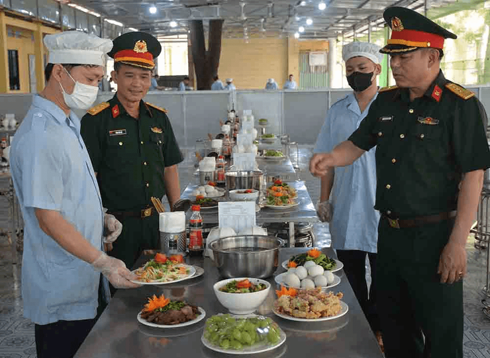 Chăm lo bữa ăn cho các khối diễu binh, diễu hành
