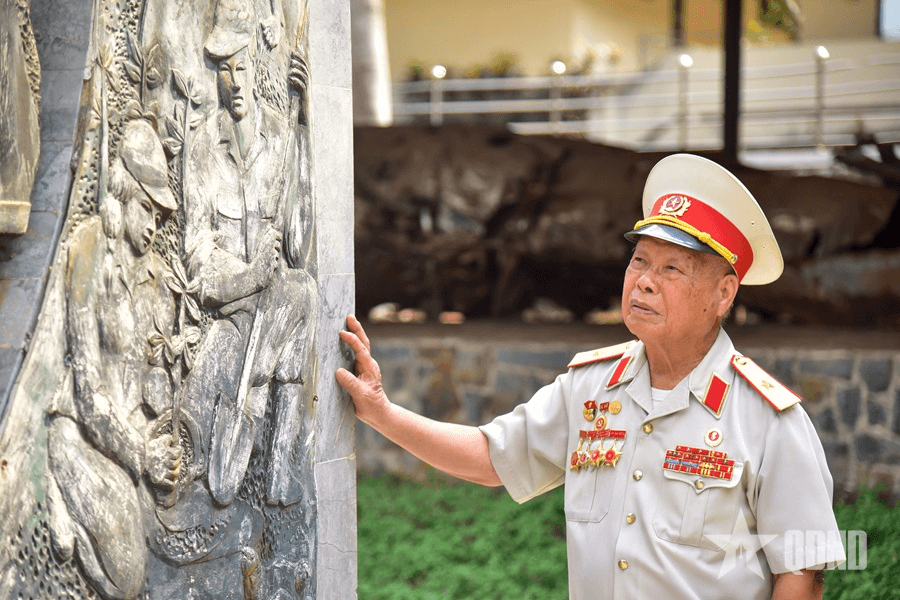 “Vui sao nước mắt lại trào”