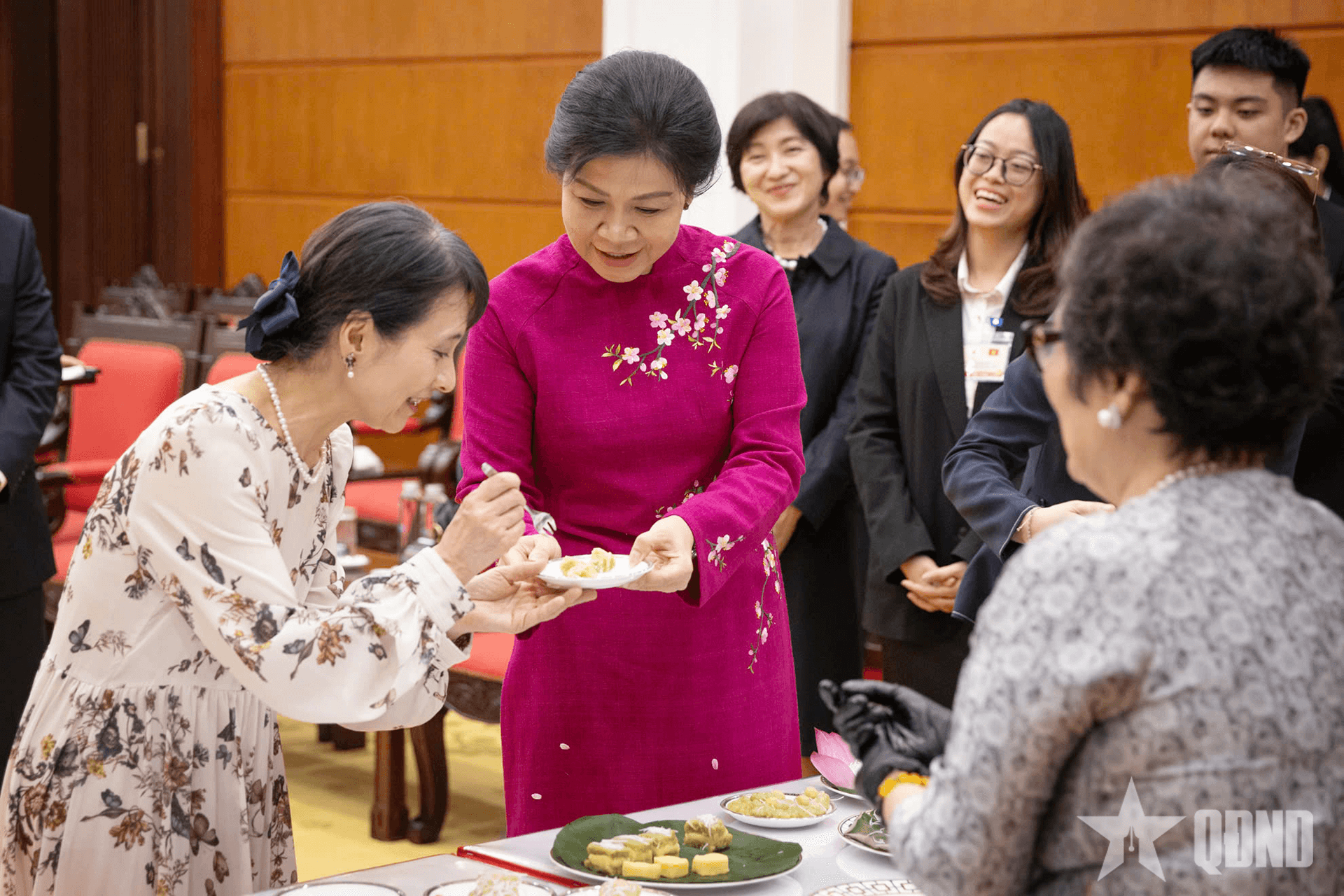Phu nhân Tổng Bí thư Tô Lâm và Phu nhân Thủ tướng Nhật Bản trải nghiệm làm bánh cốm
