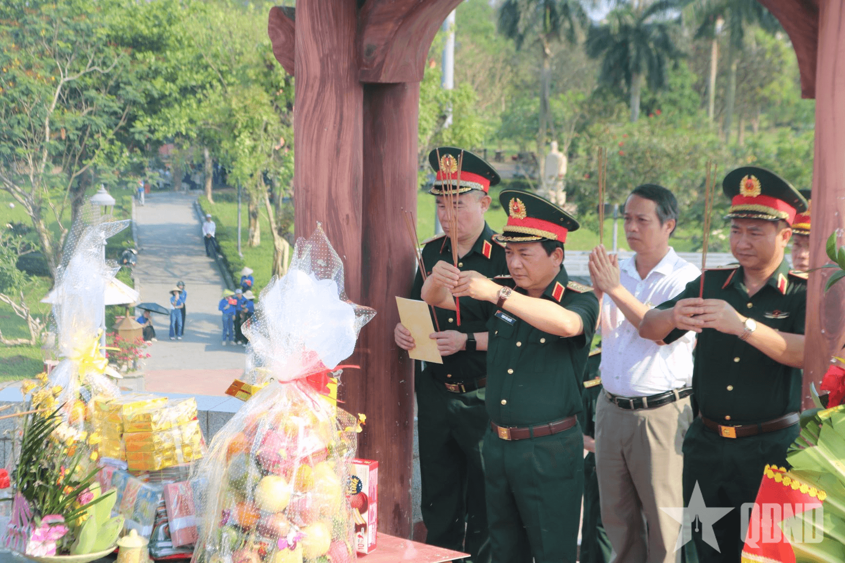 Thượng tướng Trịnh Văn Quyết dâng hương tưởng niệm các Anh hùng liệt sĩ tại Quảng Trị