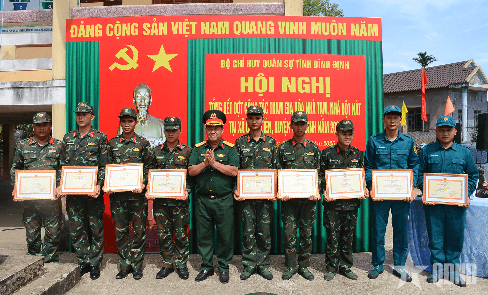 Lực lượng vũ trang tỉnh Bình Định hỗ trợ xóa 156 căn nhà tạm cho nhân dân xã khó khăn