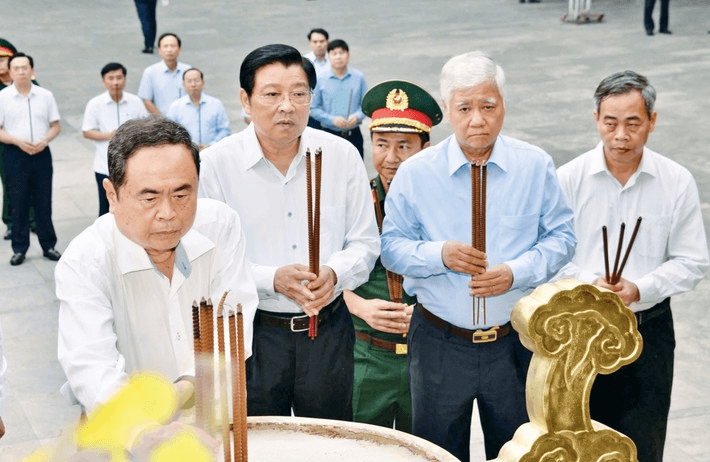 Chủ tịch Quốc hội Trần Thanh Mẫn dâng hương tưởng niệm các Anh hùng liệt sĩ tại tỉnh Quảng Trị